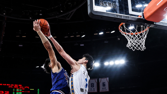 一神一鬼！詹姆斯一打二高难拉杆打进 随后却不回防抱怨裁判（神迹与失态同场上演：詹姆斯一挑二高难度拉杆命中后抱怨裁判未回防）
