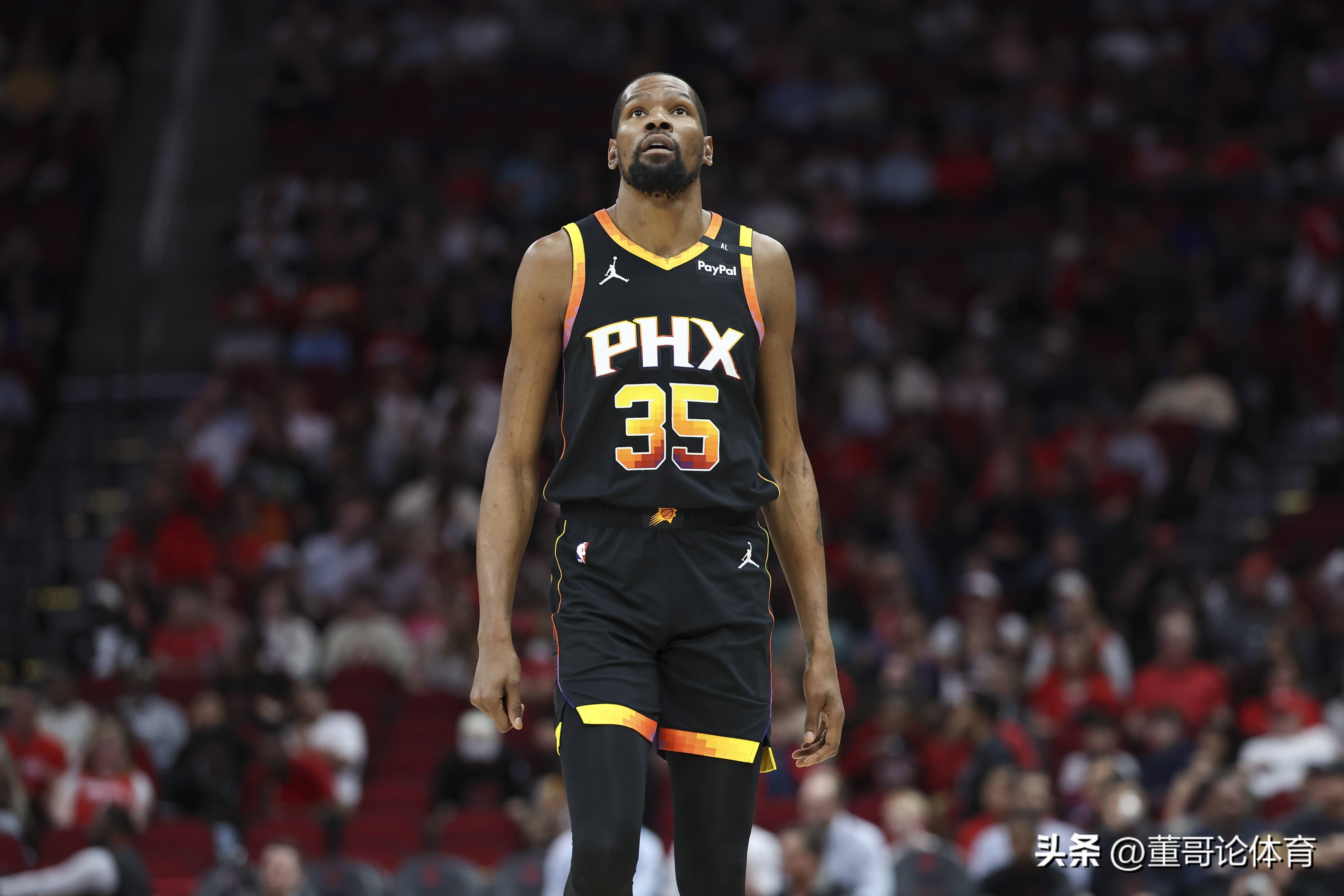 得分能力出众，场均轰下31.（火力十足，场均砍下31分）