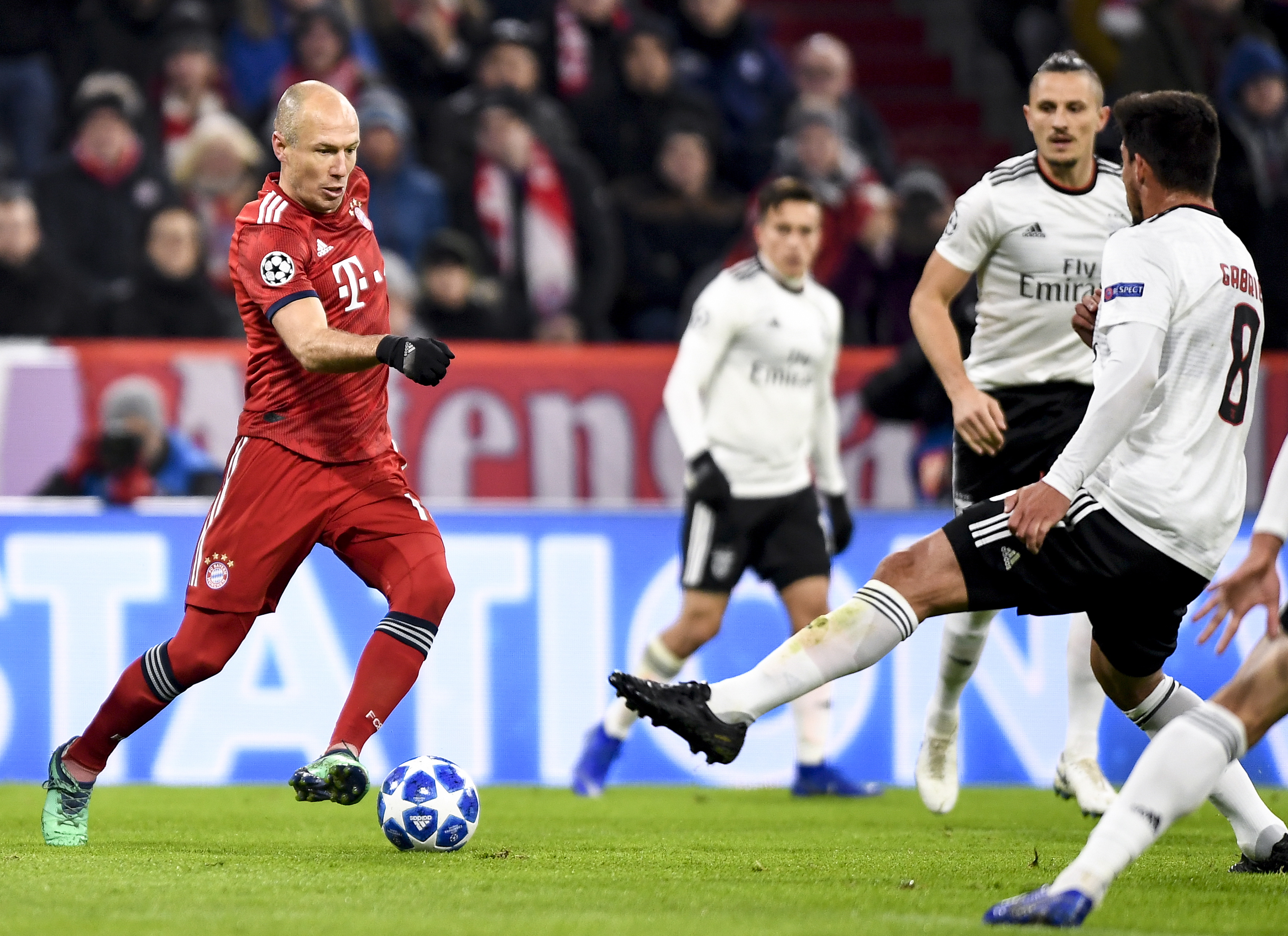 塞尔塔社媒玩梗曼联：五连胜在手，做我们的剪头哥就可以理发了（塞尔塔社媒调侃曼联：拿下五连胜，当我们的“剪头哥”就能理发）