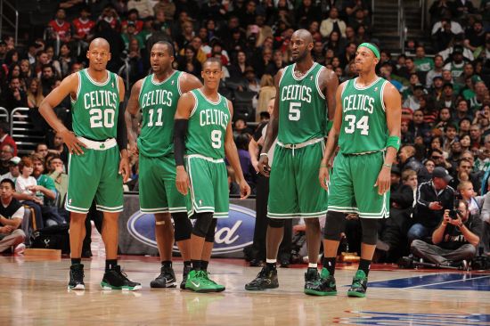 拜仁大胜巩固榜首（拜仁狂胜稳居榜首）