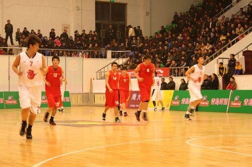 替补奇兵！理查德4投全中半场贡献12分5篮板（替补发威：理查德半场4投4中拿下12分5篮板）