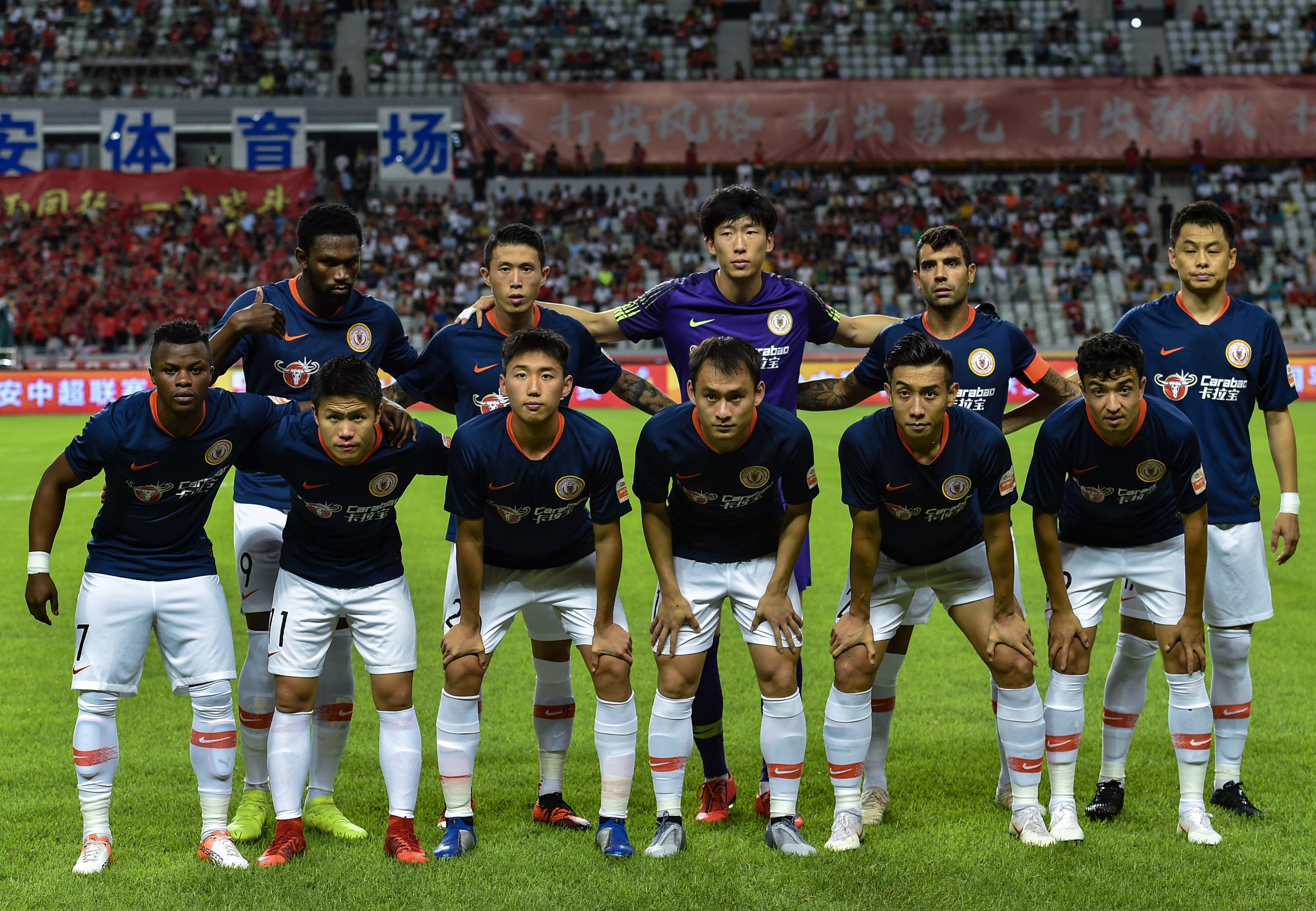 浓眉腹股沟紧张退出圣诞大战，独行侠谨慎处理（浓眉因腹股沟不适无缘圣诞大战，独行侠谨慎应对）